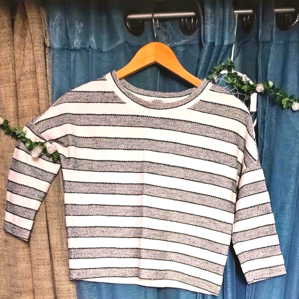 Low Shoulder Cropped Sweater